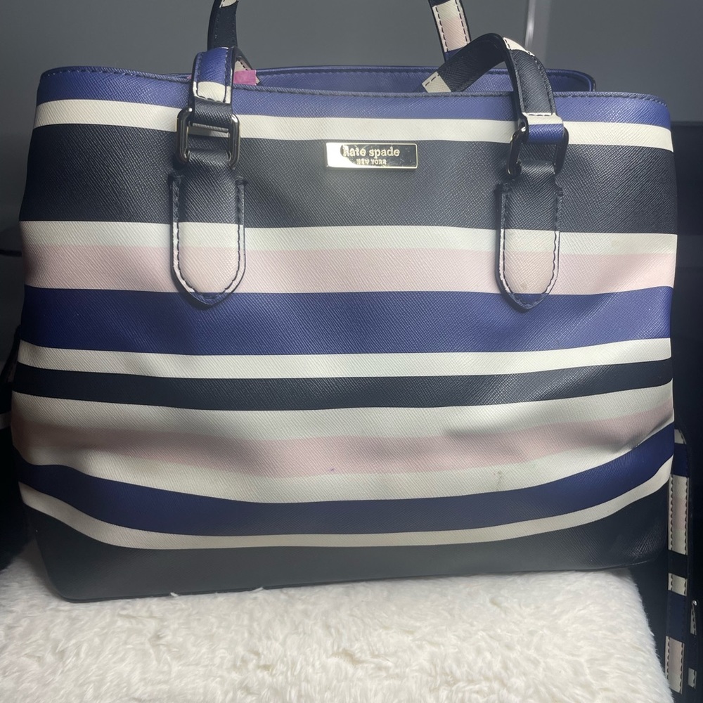 Check out this cute and stylish purse.